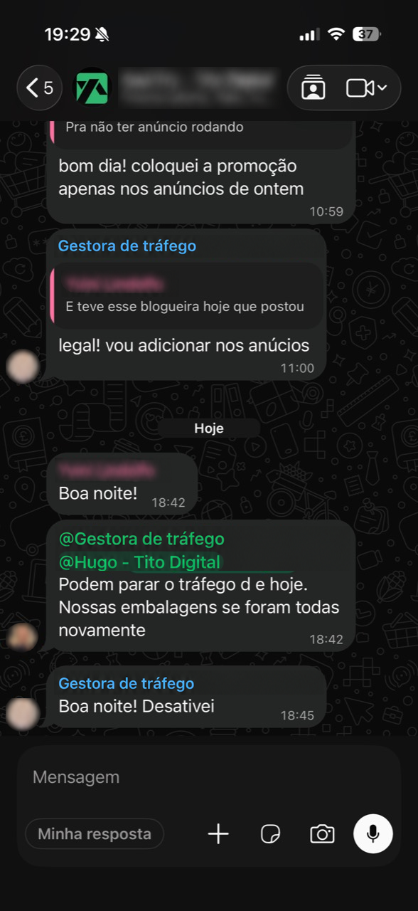 Print de WhatsApp com cliente pedindo pausa nos anúncios porque as embalagens acabaram. Nomes e fotos anonimizados; colaboradora identificada apenas como Gestora de tráfego.