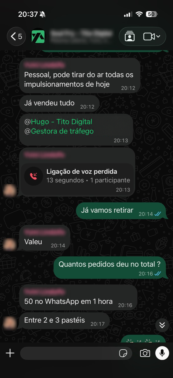 Print de WhatsApp com cliente relatando que vendeu tudo e recebeu 50 pedidos em 1 hora. Nomes e fotos anonimizados; colaboradora identificada apenas como Gestora de tráfego.